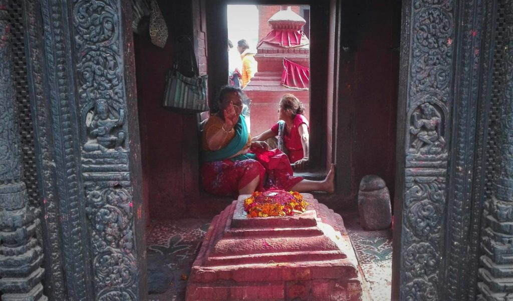 2 donne si riposano a Pashupatinath in Nepal